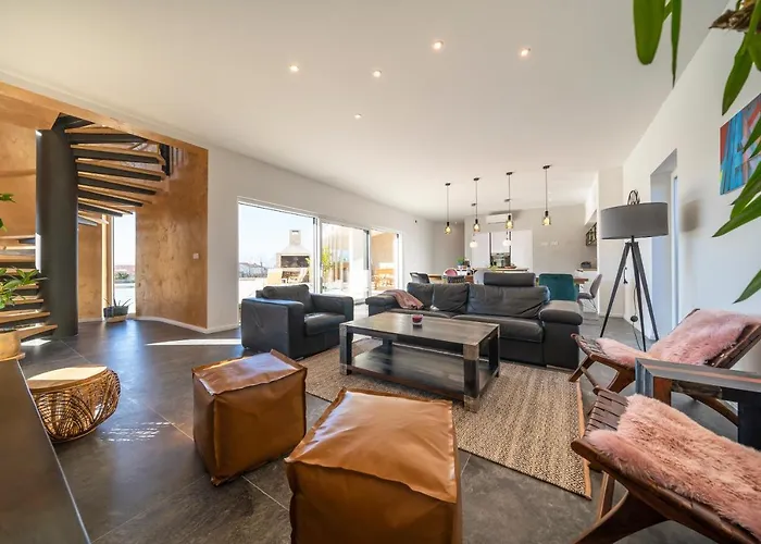 Elani - Stylish And Modern 6b Seaview