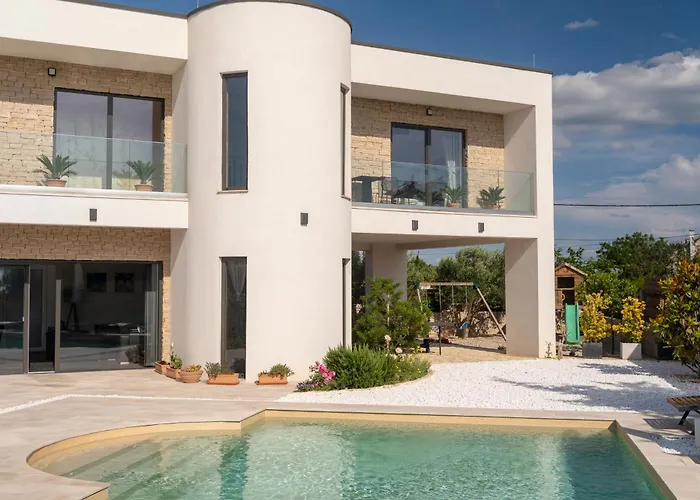 Elani - Stylish And Modern 6b Seaview