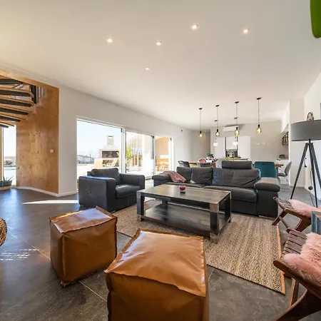 Elani - Stylish And Modern 6b Seaview