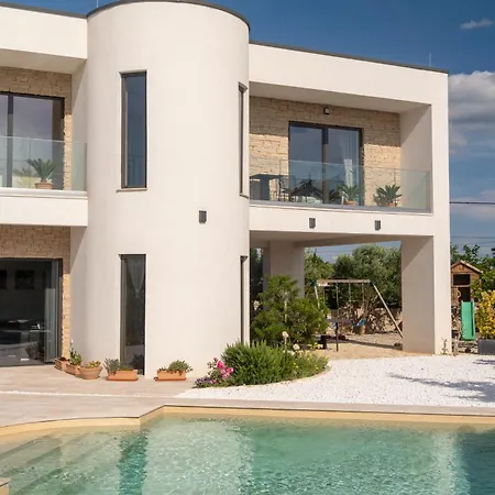 Elani - Stylish And Modern 6b Seaview